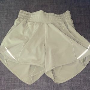 lululemon high rise, 4’in, army green color and hotty hots